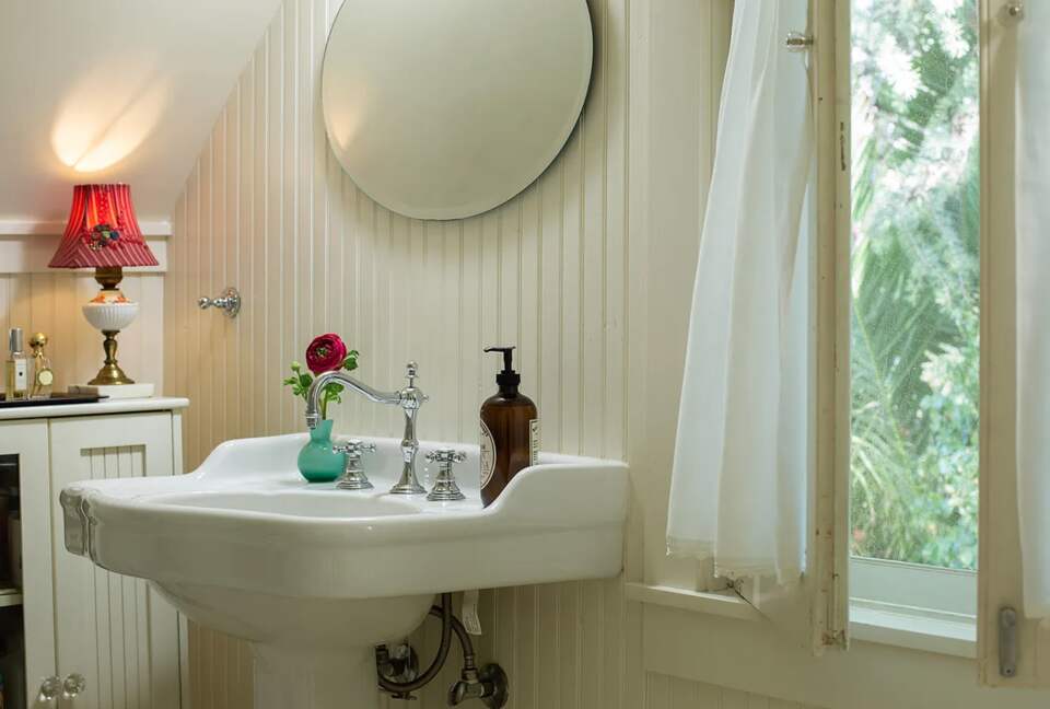 Gorgeous Historic Cottage - Walk to Town - Ojai, California