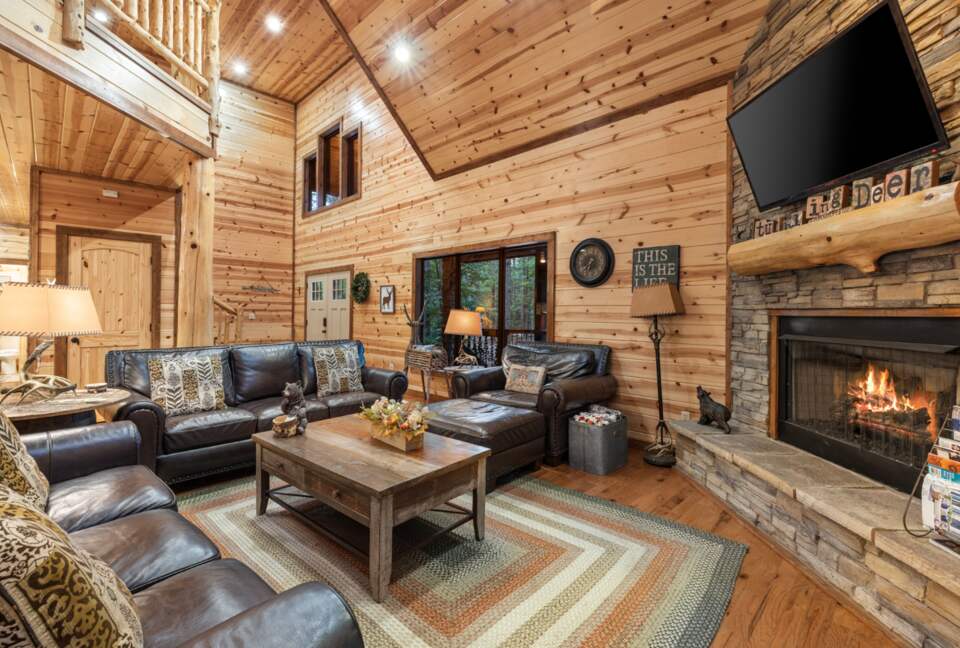Stumbling Deer Luxury Log Cabin with Hot Tub - Broken Bow, Oklahoma