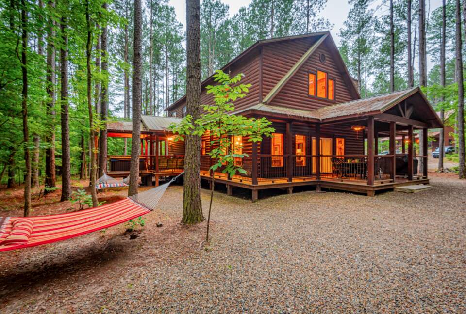 Stumbling Deer Luxury Log Cabin with Hot Tub - Broken Bow, Oklahoma