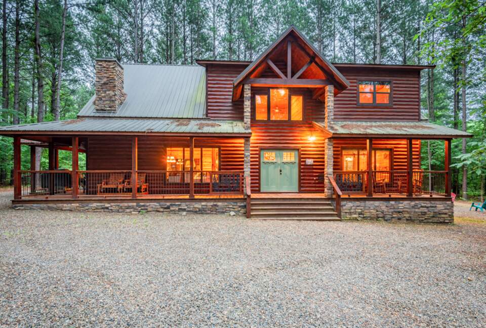 Stumbling Deer Luxury Log Cabin with Hot Tub - Broken Bow, Oklahoma