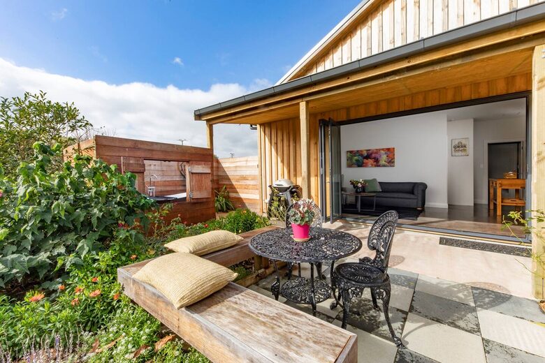 Rose Cottage - Karaka, New Zealand