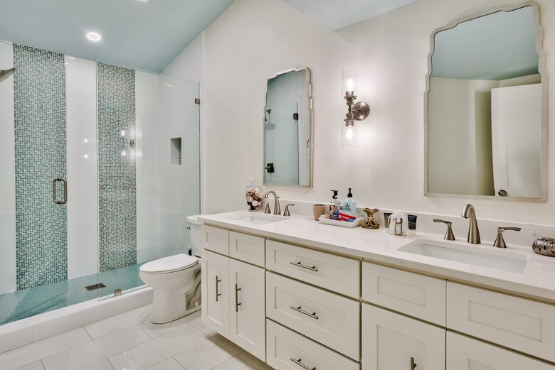 Destin Getaway | Heated Pool | Hot Tub | Golf Cart |Beach Service I Bikes - Destin, Florida