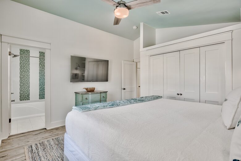 Destin Getaway | Heated Pool | Hot Tub | Golf Cart |Beach Service I Bikes - Destin, Florida