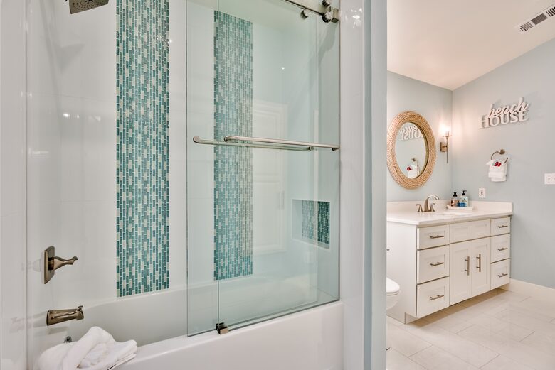 Destin Getaway | Heated Pool | Hot Tub | Golf Cart |Beach Service I Bikes - Destin, Florida