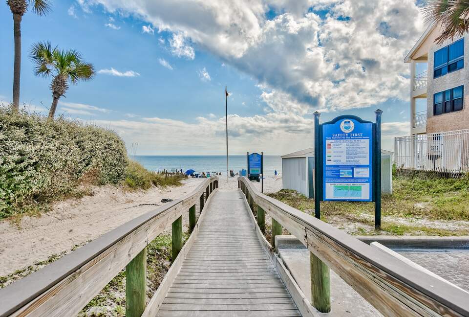 Destin Getaway | Heated Pool | Hot Tub | Golf Cart |Beach Service I Bikes - Destin, Florida