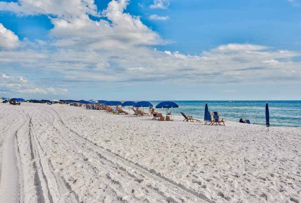 Destin Getaway | Heated Pool | Hot Tub | Golf Cart |Beach Service I Bikes - Destin, Florida
