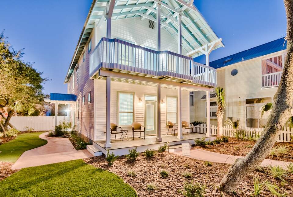 Destin Getaway | Heated Pool | Hot Tub | Golf Cart |Beach Service I Bikes - Destin, Florida