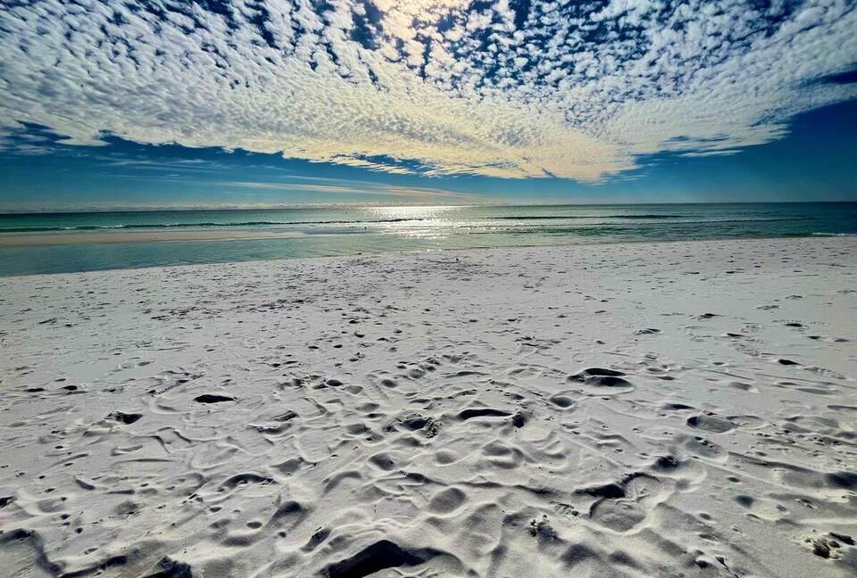 Destin Getaway | Heated Pool | Hot Tub | Golf Cart |Beach Service I Bikes - Destin, Florida