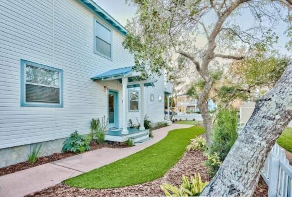 Destin Getaway | Heated Pool | Hot Tub | Golf Cart |Beach Service I Bikes - Destin, Florida