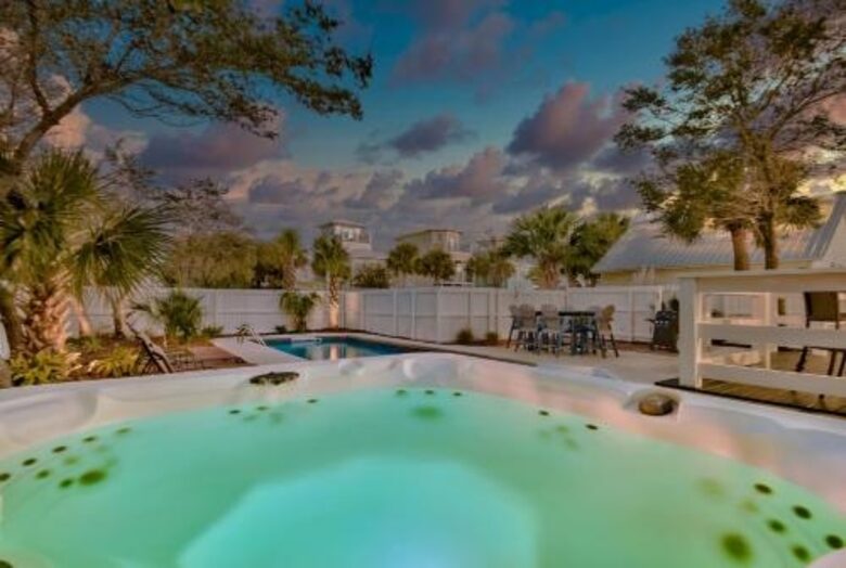 Destin Getaway | Heated Pool | Hot Tub | Golf Cart |Beach Service I Bikes - Destin, Florida