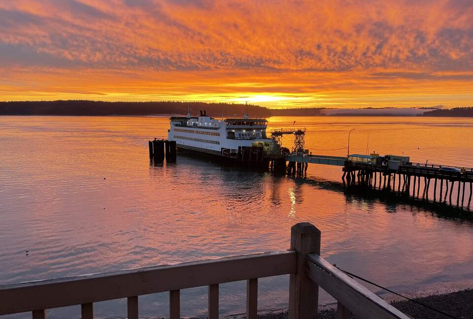Waterfront retreat on Vashon; with a beach and hot tub! - Vashon, Washington