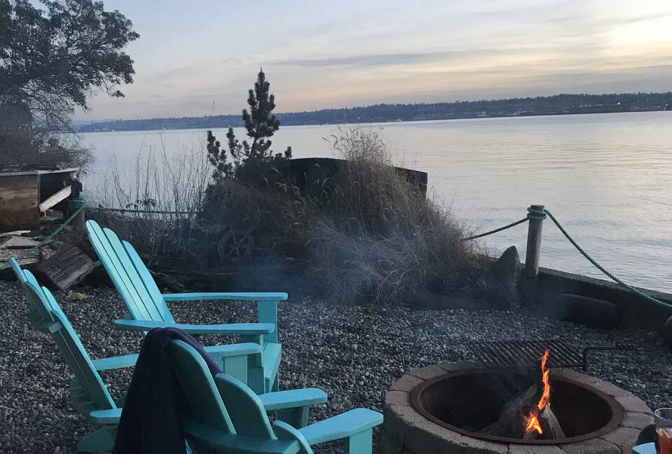Waterfront retreat on Vashon; with a beach and hot tub! - Vashon, Washington