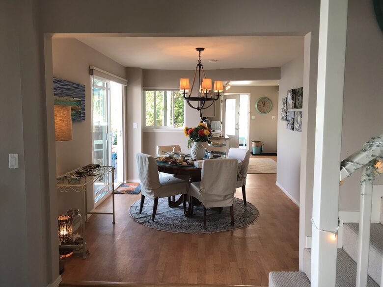 Waterfront retreat on Vashon; with a beach and hot tub! - Vashon, Washington