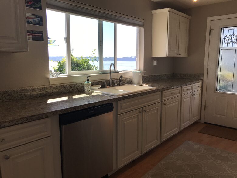 Waterfront retreat on Vashon; with a beach and hot tub! - Vashon, Washington