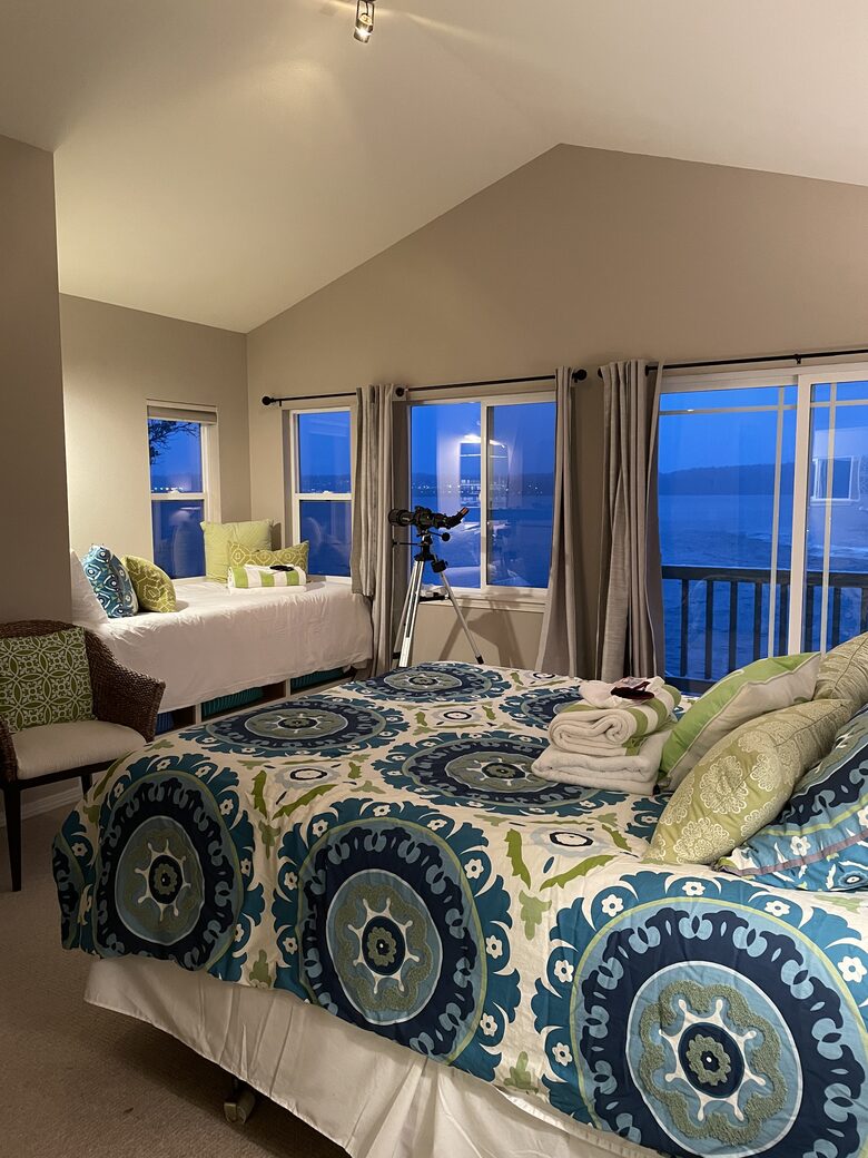 Waterfront retreat on Vashon; with a beach and hot tub! - Vashon, Washington