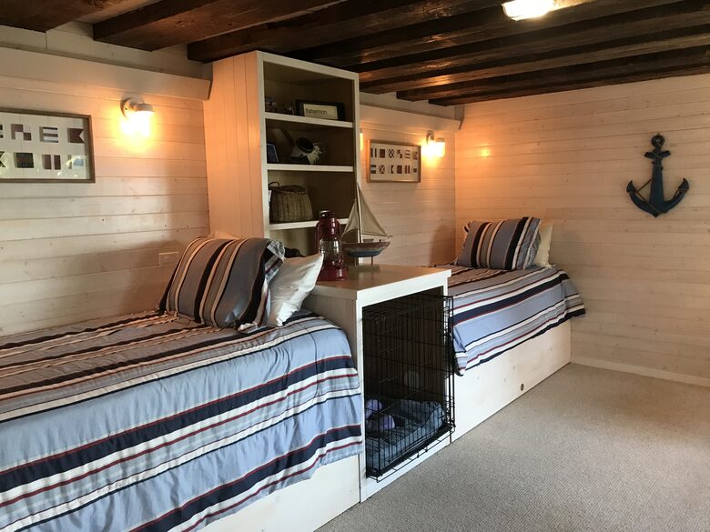 Waterfront retreat on Vashon; with a beach and hot tub! - Vashon, Washington