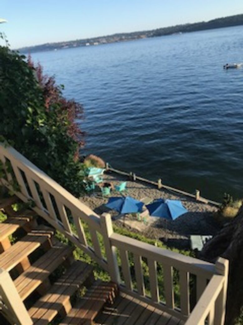 Waterfront retreat on Vashon; with a beach and hot tub! - Vashon, Washington