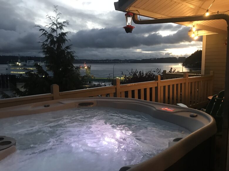 Waterfront retreat on Vashon; with a beach and hot tub! - Vashon, Washington