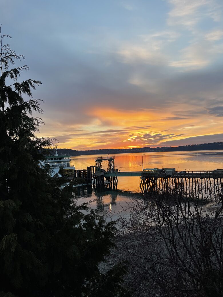 Waterfront retreat on Vashon; with a beach and hot tub! - Vashon, Washington