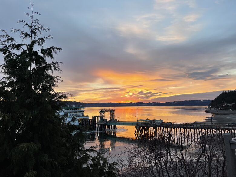 Waterfront retreat on Vashon; with a beach and hot tub! - Vashon, Washington