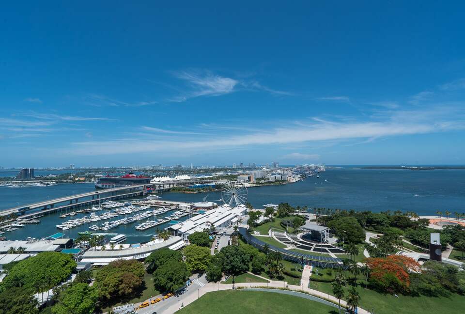 Luxury 2-Bedroom Escape with Amazing Ocean Views - Miami, Florida