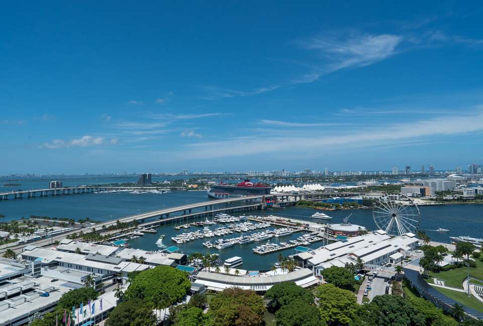 Luxury 2-Bedroom Escape with Amazing Ocean Views - Miami, Florida