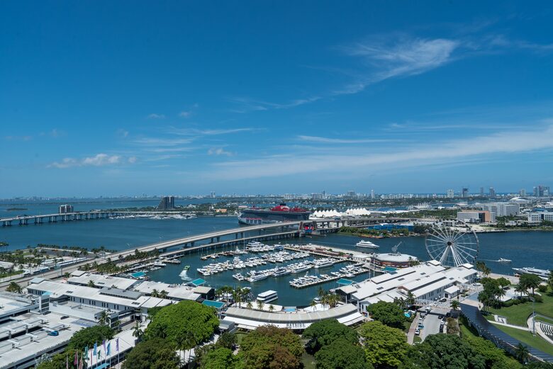 Luxury 2-Bedroom Escape with Amazing Ocean Views - Miami, Florida