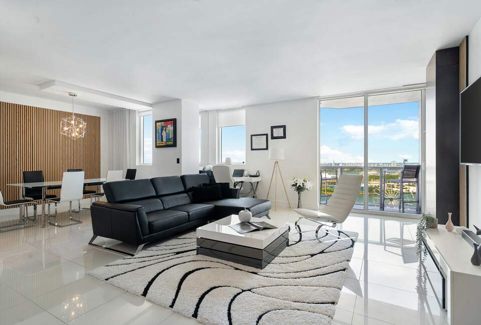 Luxury 2-Bedroom Escape with Amazing Ocean Views - Miami, Florida