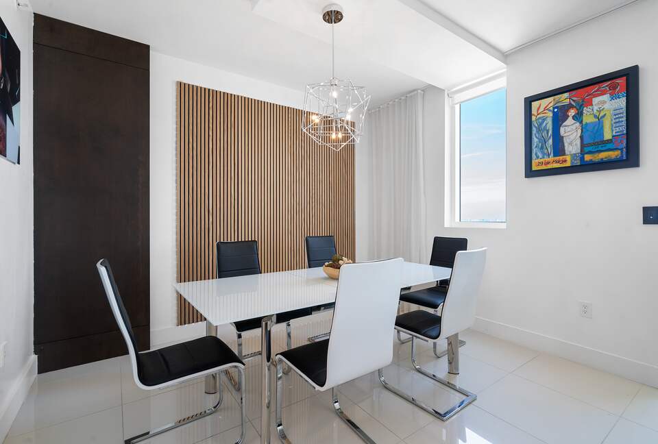 Luxury 2-Bedroom Escape with Amazing Ocean Views - Miami, Florida