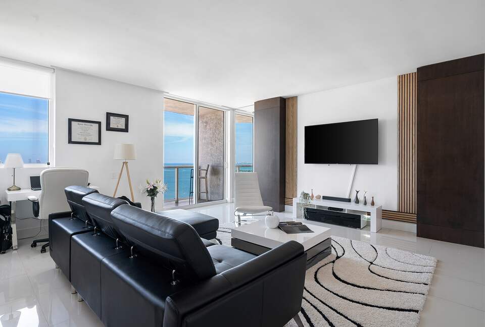 Luxury 2-Bedroom Escape with Amazing Ocean Views - Miami, Florida