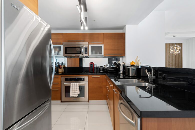 Luxury 2-Bedroom Escape with Amazing Ocean Views - Miami, Florida