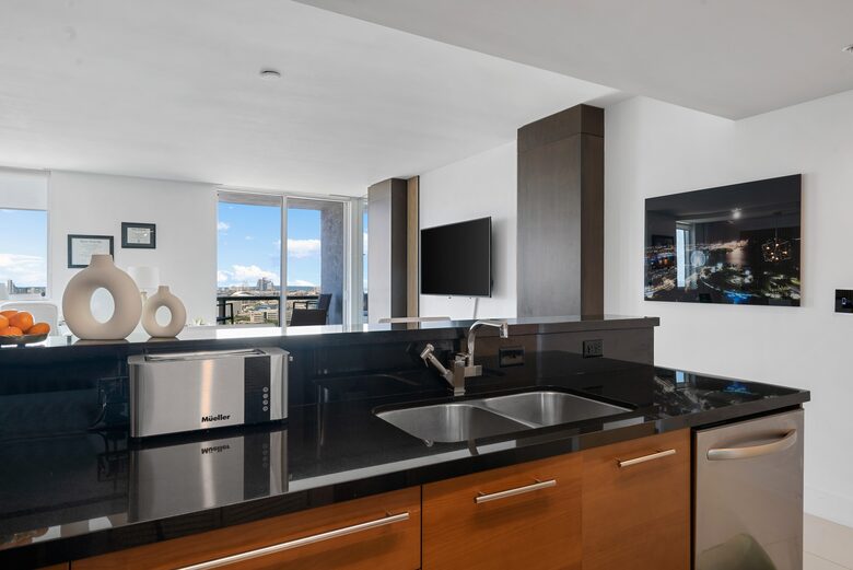 Luxury 2-Bedroom Escape with Amazing Ocean Views - Miami, Florida