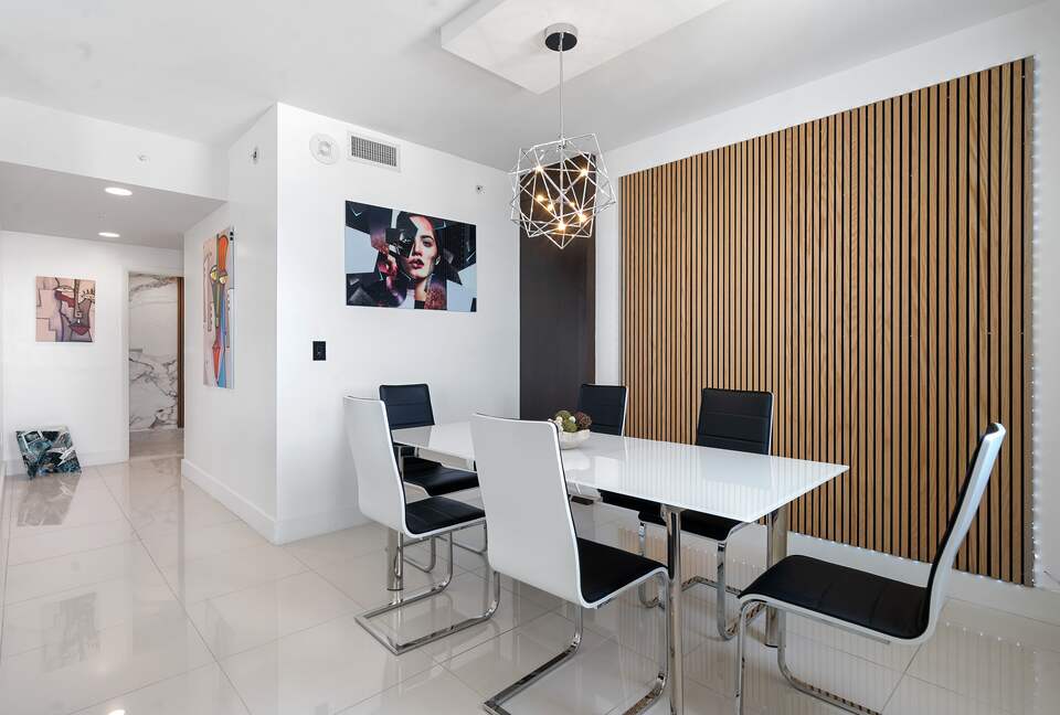 Luxury 2-Bedroom Escape with Amazing Ocean Views - Miami, Florida