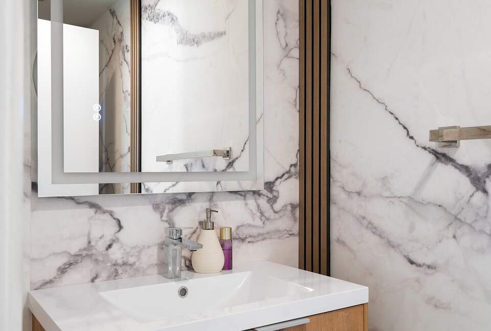 Luxury 2-Bedroom Escape with Amazing Ocean Views - Miami, Florida