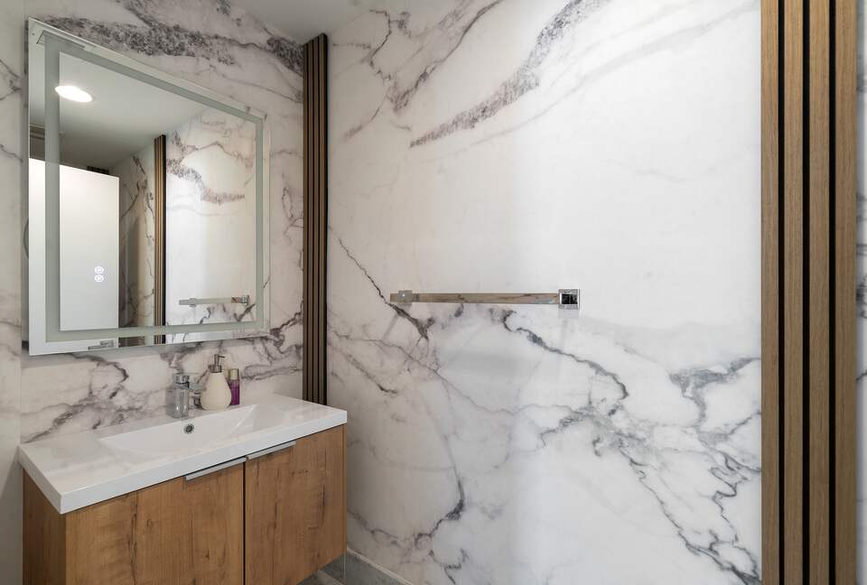 Luxury 2-Bedroom Escape with Amazing Ocean Views - Miami, Florida