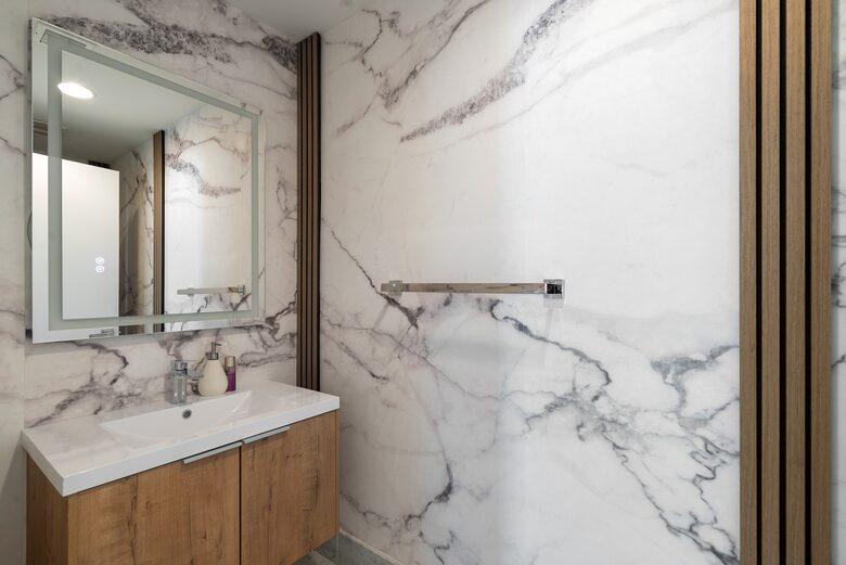 Luxury 2-Bedroom Escape with Amazing Ocean Views - Miami, Florida