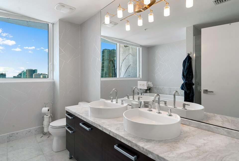 Luxury 2-Bedroom Escape with Amazing Ocean Views - Miami, Florida