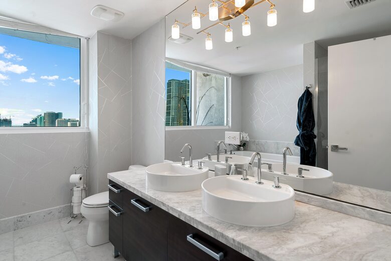 Luxury 2-Bedroom Escape with Amazing Ocean Views - Miami, Florida