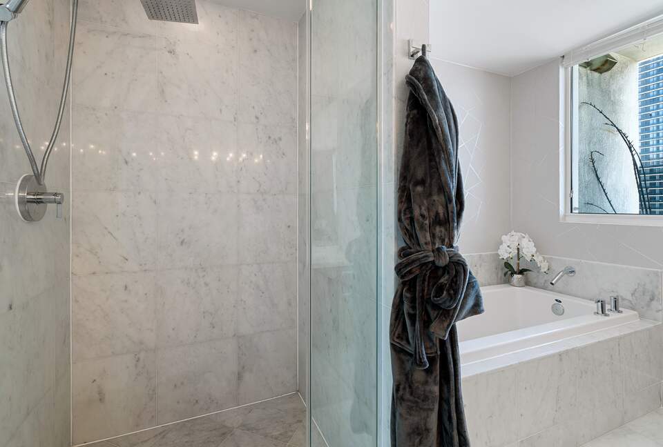 Luxury 2-Bedroom Escape with Amazing Ocean Views - Miami, Florida