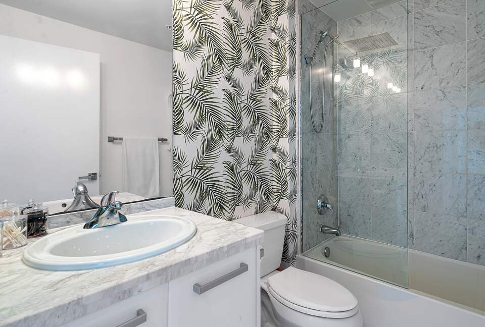 Luxury 2-Bedroom Escape with Amazing Ocean Views - Miami, Florida