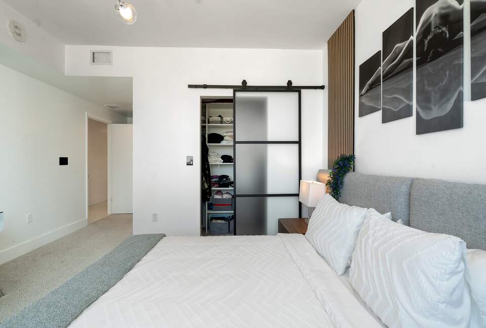 Luxury 2-Bedroom Escape with Amazing Ocean Views - Miami, Florida