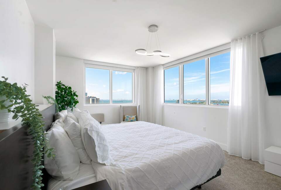 Luxury 2-Bedroom Escape with Amazing Ocean Views - Miami, Florida