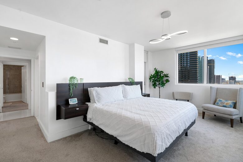 Luxury 2-Bedroom Escape with Amazing Ocean Views - Miami, Florida