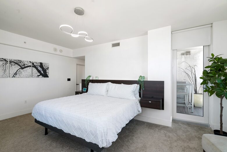 Luxury 2-Bedroom Escape with Amazing Ocean Views - Miami, Florida