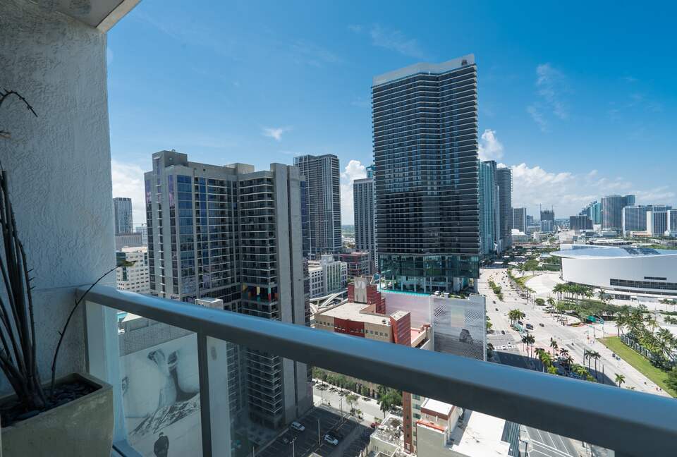 Luxury 2-Bedroom Escape with Amazing Ocean Views - Miami, Florida