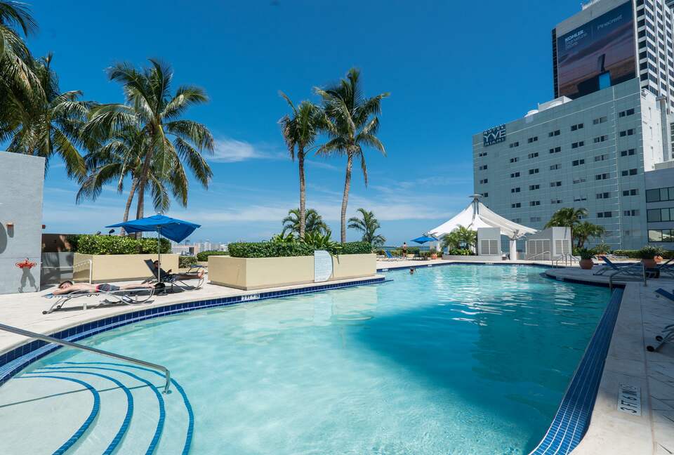 Luxury 2-Bedroom Escape with Amazing Ocean Views - Miami, Florida