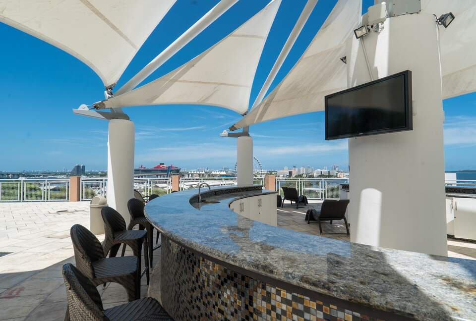 Luxury 2-Bedroom Escape with Amazing Ocean Views - Miami, Florida