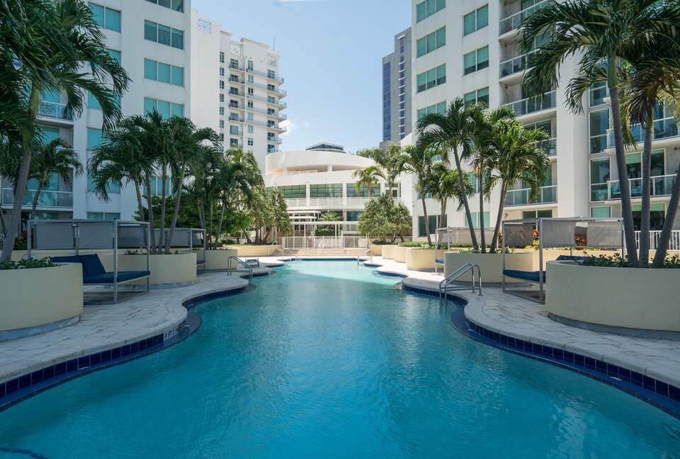 Luxury 2-Bedroom Escape with Amazing Ocean Views - Miami, Florida