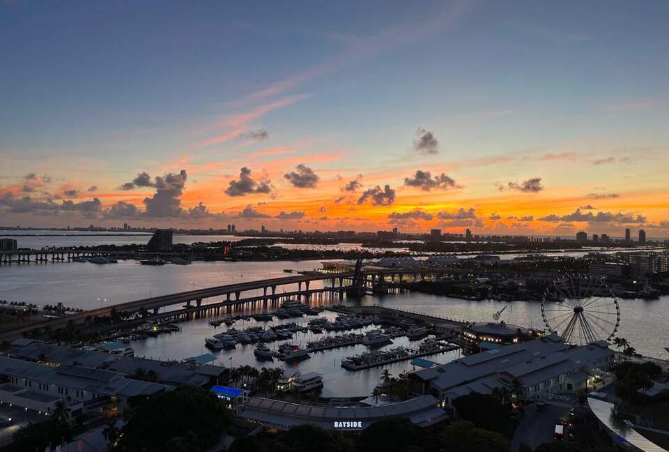Luxury 2-Bedroom Escape with Amazing Ocean Views - Miami, Florida