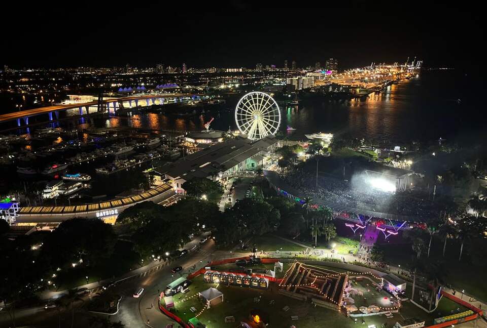 Luxury 2-Bedroom Escape with Amazing Ocean Views - Miami, Florida